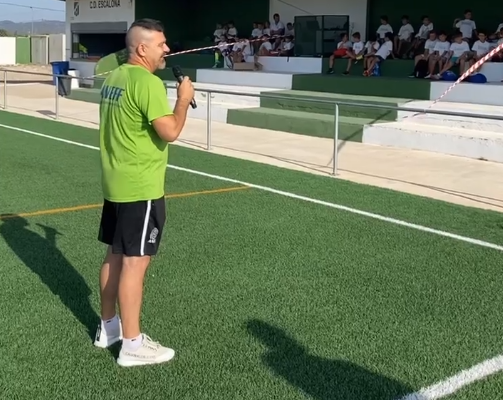 Conrad Galán, CEO de la Academia Nacional de Entrenadores de Fútbol (ANEFF), elogia la excelencia de la Escuela Municipal de Fútbol de Escalona